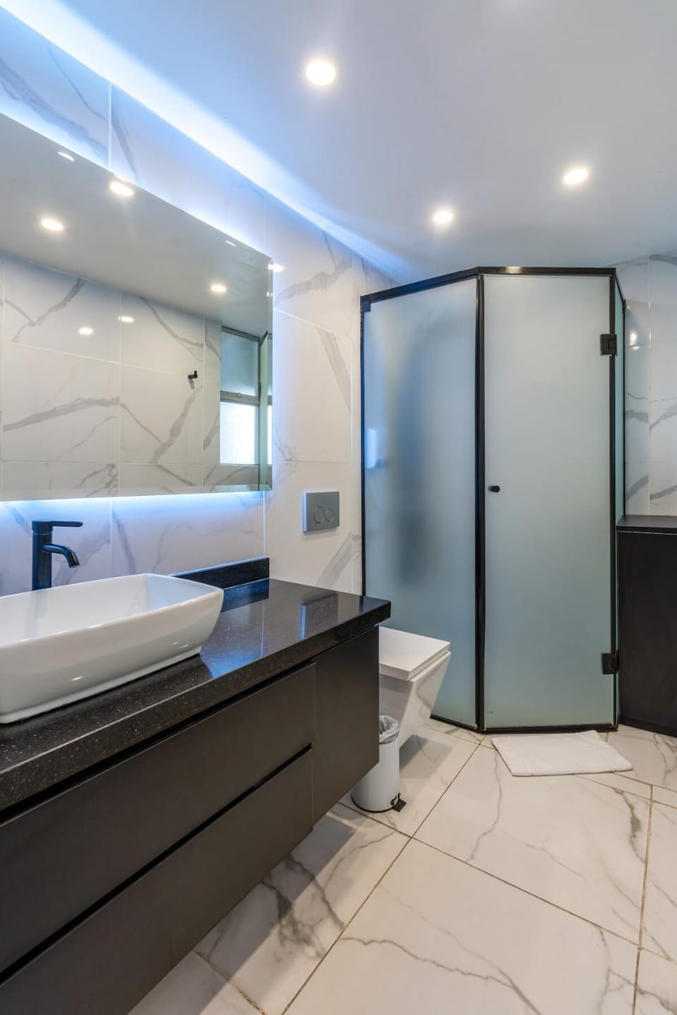Shower, Toilet, Bed, Bathroom, towels