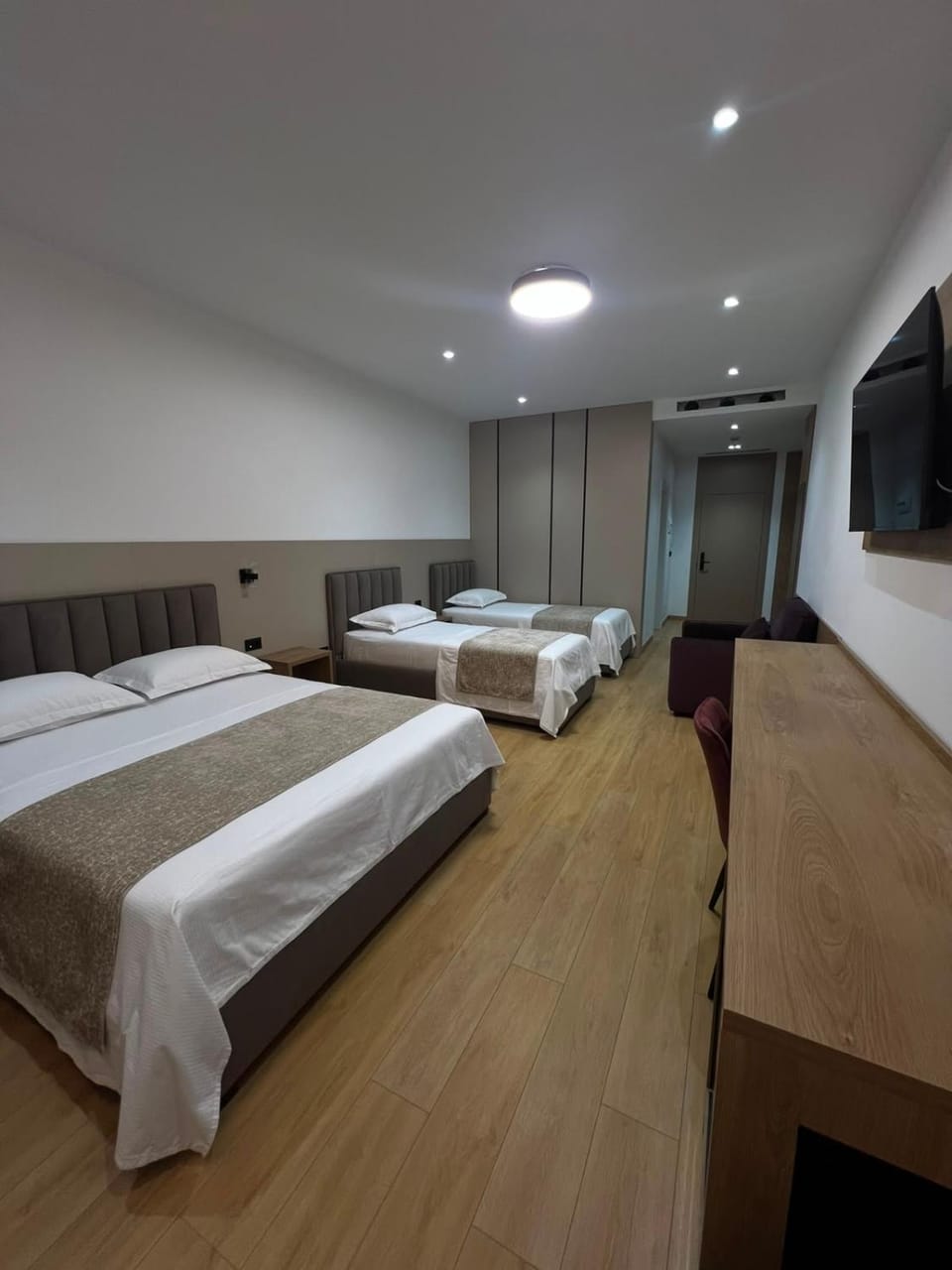 Bed, TV and multimedia, Bedroom