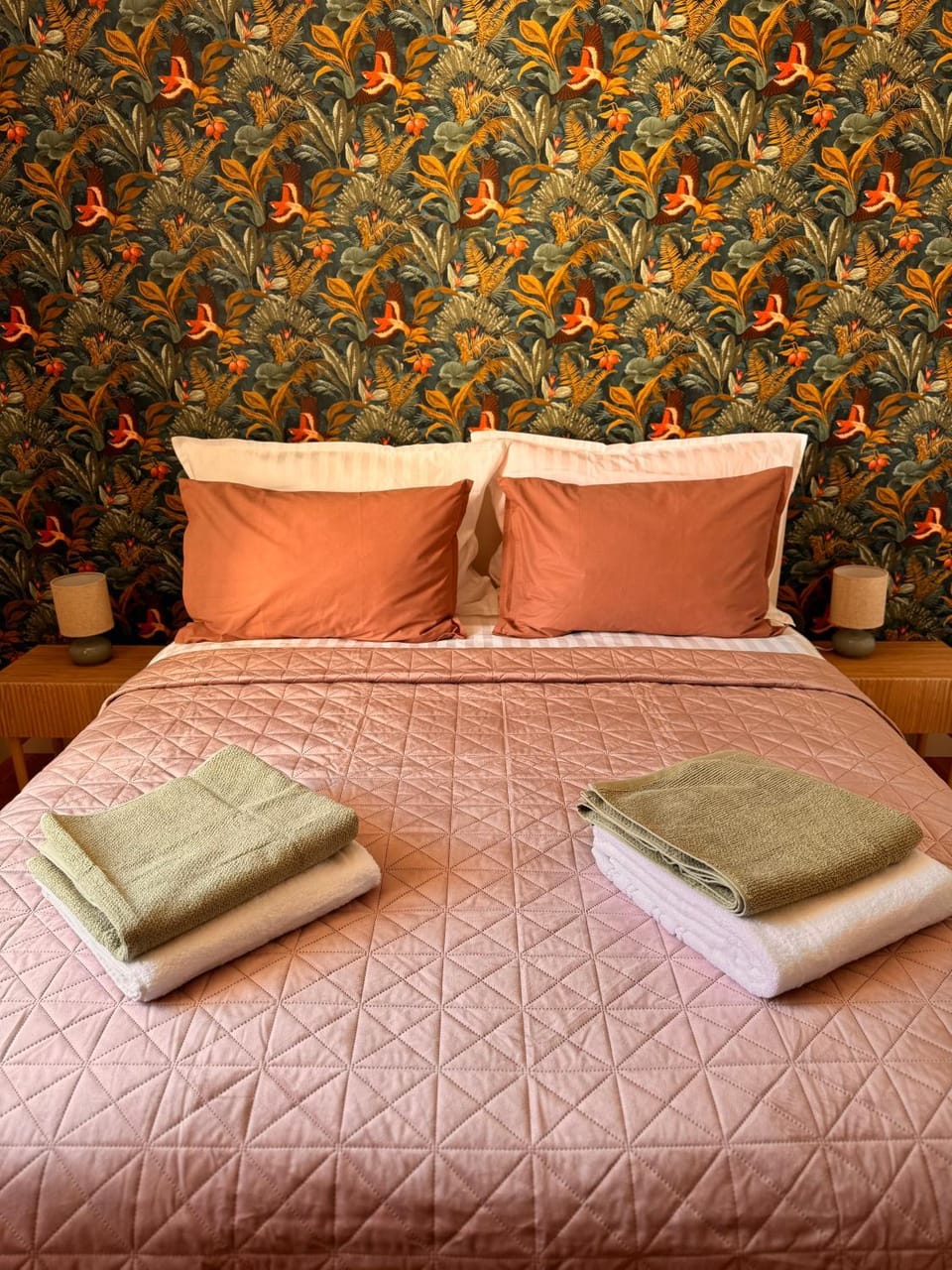 Bed, Bedroom, towels