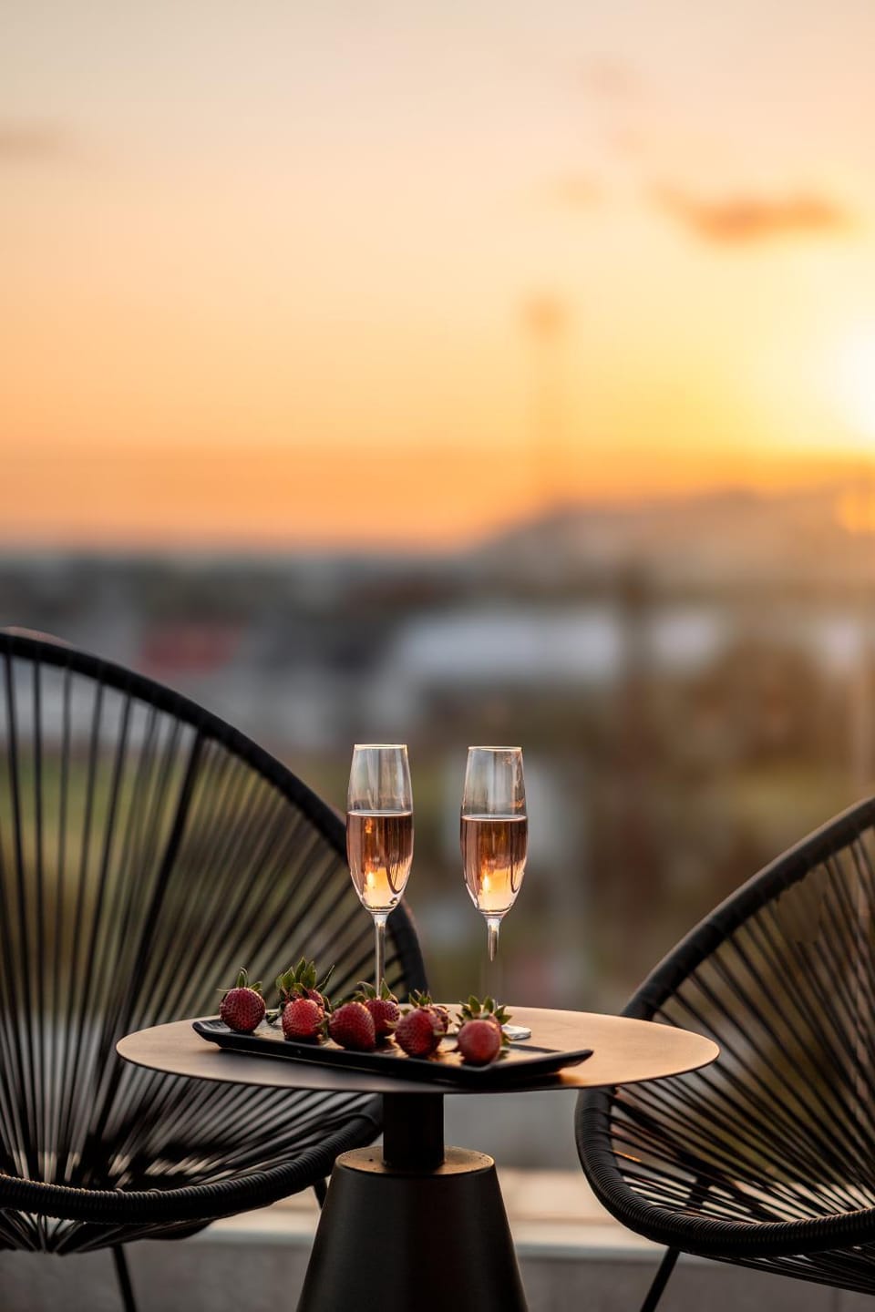 Natural landscape, Balcony/Terrace, Food and drinks, Dining area, Drinks, Sunset