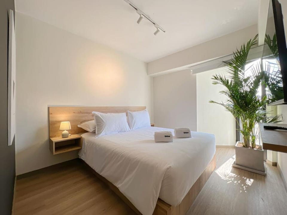 Bed, TV and multimedia, Bedroom