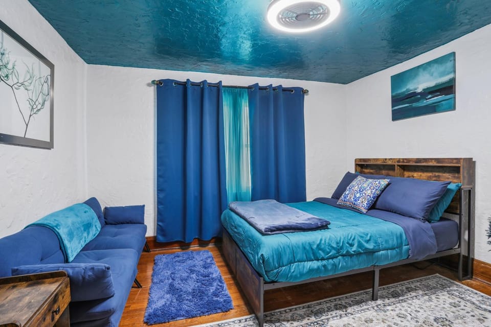 Photo of the whole room, Seating area, Bedroom