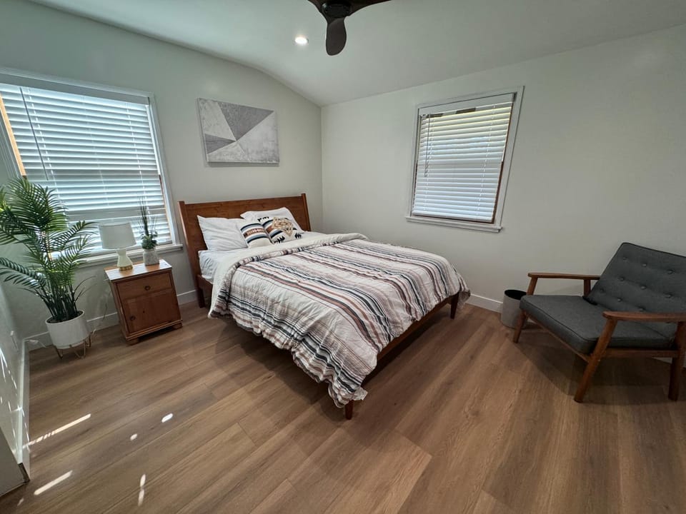 Modern Bedroom in Long Beach 1 Vacation rental in Long Beach