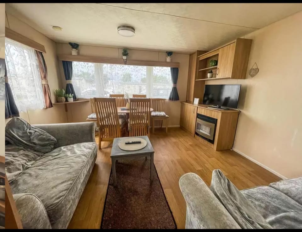 TV and multimedia, Kitchen or kitchenette, Living room, Seating area, Dining area