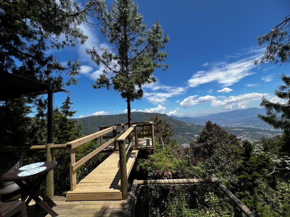 Glamping, Jacuzzi, Malla Catamarán y Desayuno en Santa Elena Luxury tent in Antioquia