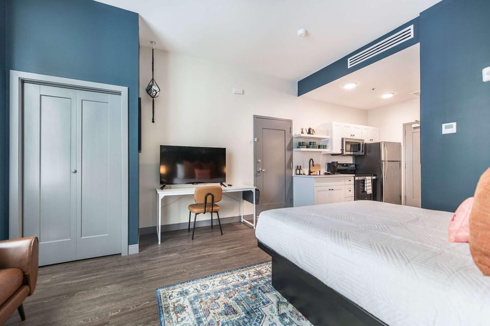 Colorful and Bright Stay near Capricorn Studios Apartment in Macon