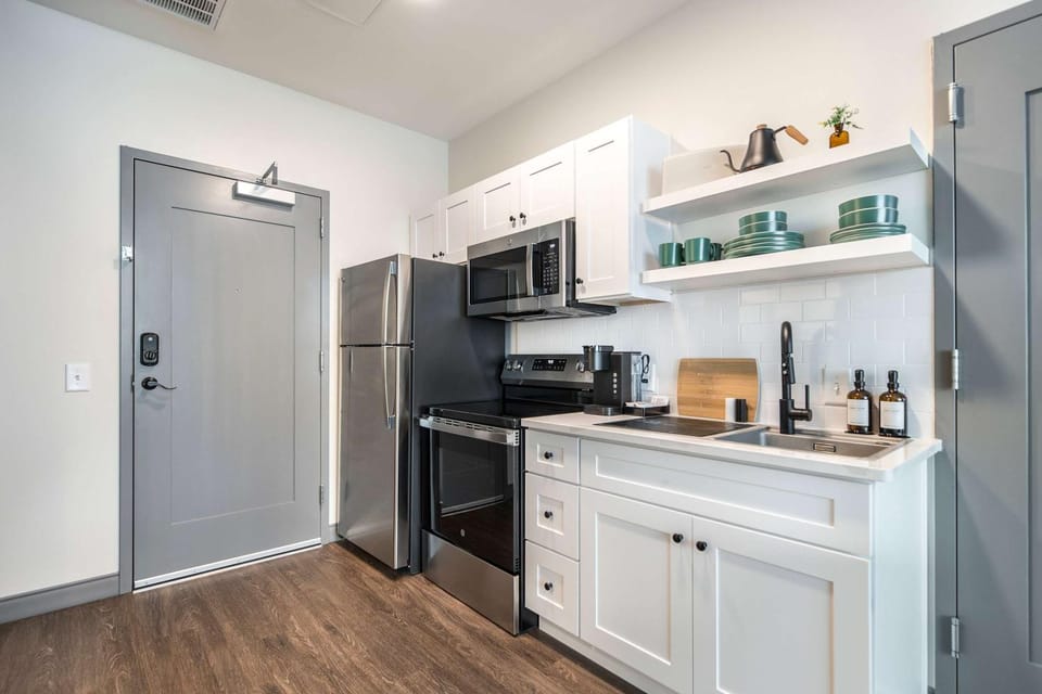 Colorful and Bright Stay near Capricorn Studios Apartment in Macon