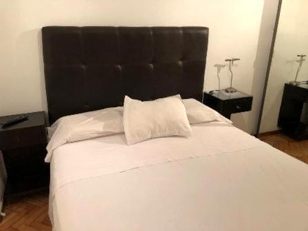 Alquiler Palermo por dia Juncal 4540 a pasos Rural Embajadas 1 2 3 4 5 personas cocheras opcional Se solicita número de contacto Apartment in Buenos Aires