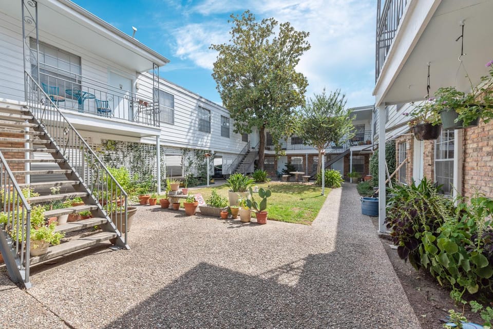 Cozy Studio Escape Near Montrose Apartment in Houston