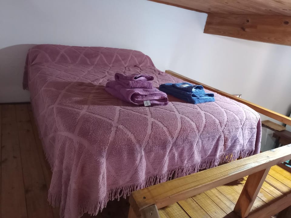 Bed, towels