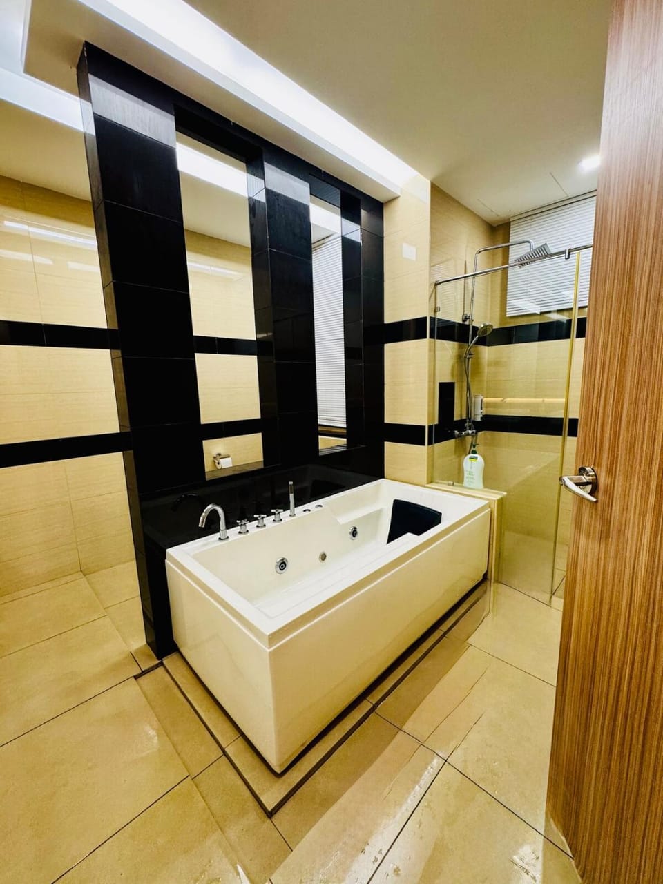 Beautiful 20-Person Villa, Walk to Beach & Market Villa in Batu Ferringhi, Penang, Malaysia