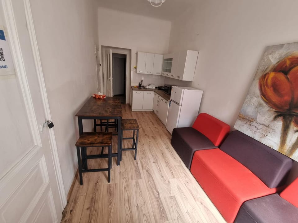 Kitchen or kitchenette, Living room, Seating area, Dining area, oven