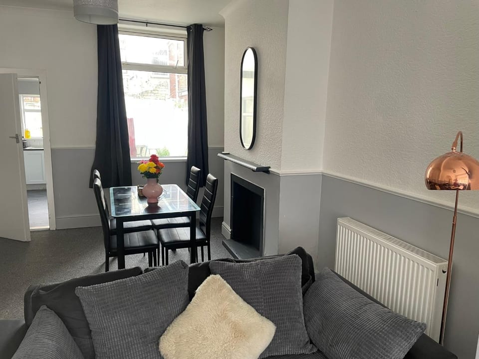 Spacious 2 bedroom property - 5G WIFI & fully equipped kitchen House in Hull