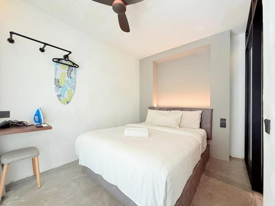 Photo of the whole room, Bedroom, towels