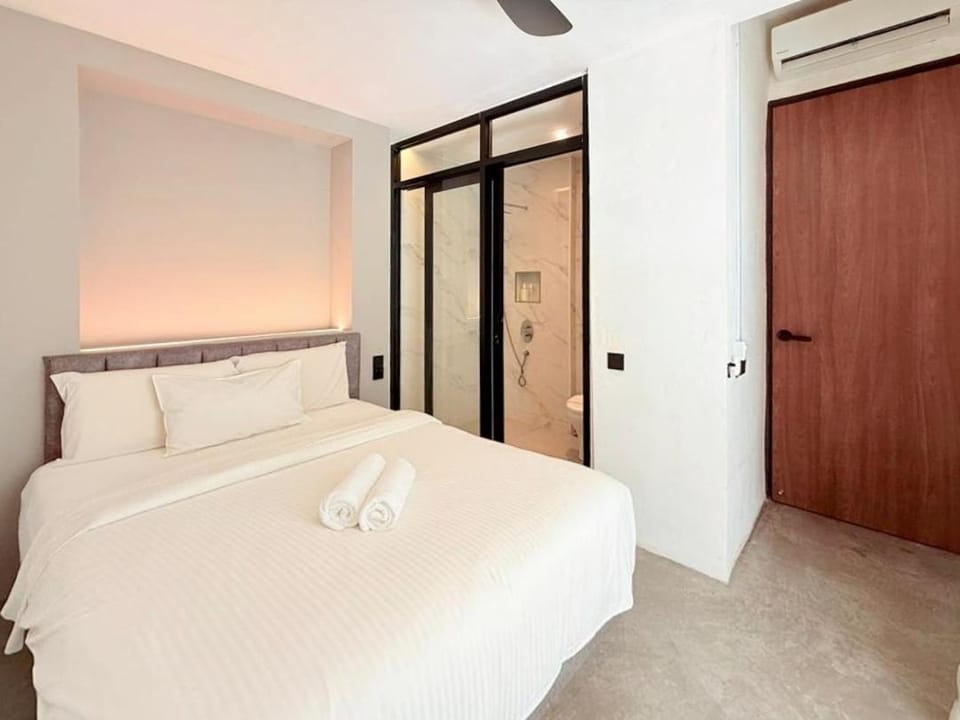 Photo of the whole room, Bedroom