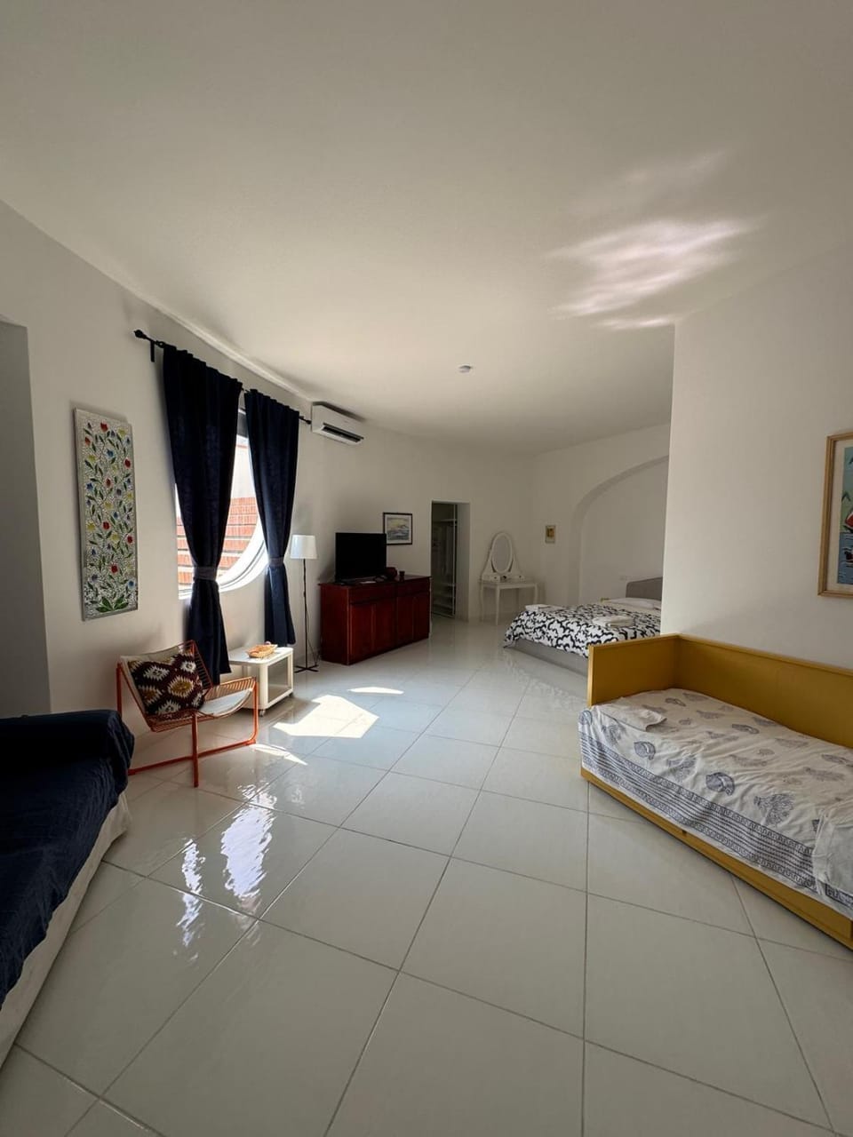 Bed, Living room, Photo of the whole room, Bedroom