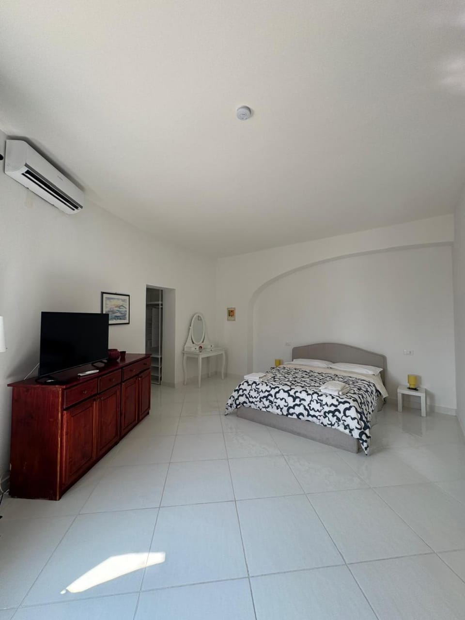 Bed, TV and multimedia, Bedroom, air conditioner