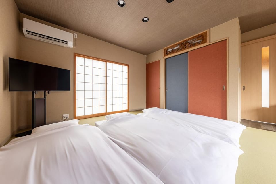 Bed, Photo of the whole room, Bedroom, air conditioner