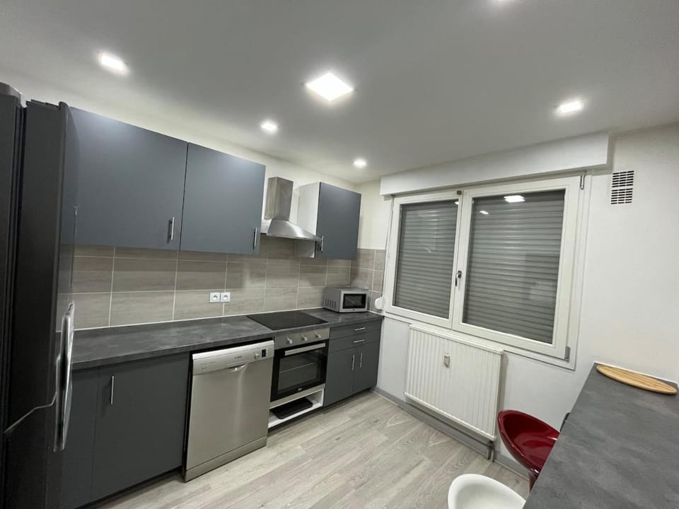 Kitchen or kitchenette, Dining area, dishwasher, minibar, oven, stove