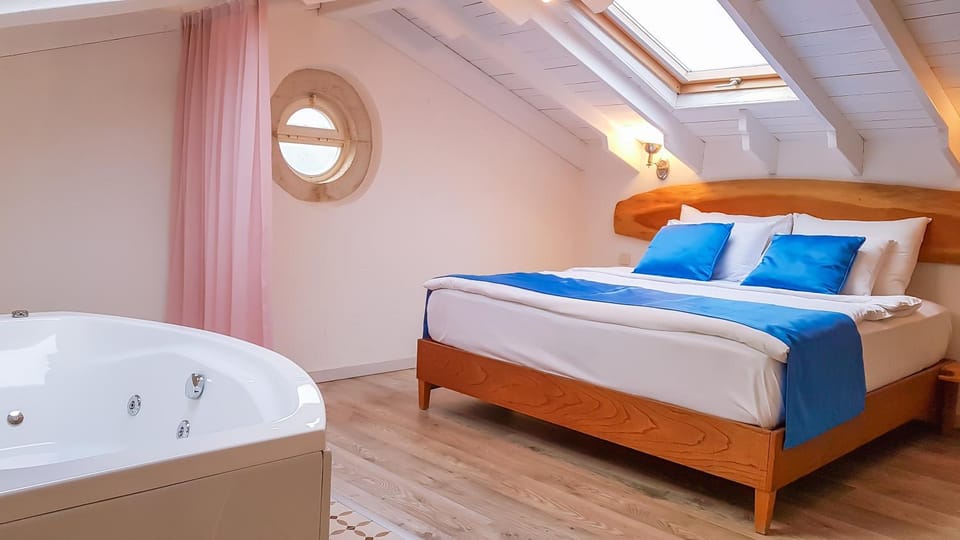 Bed, Hot Tub, Photo of the whole room, Bedroom