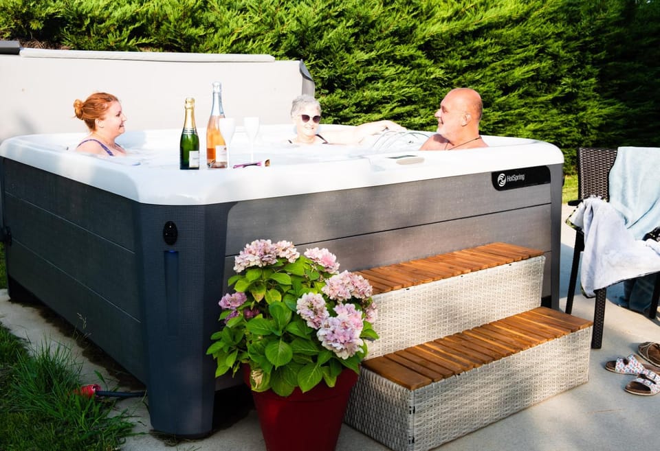 Hot Tub, Hot Tub