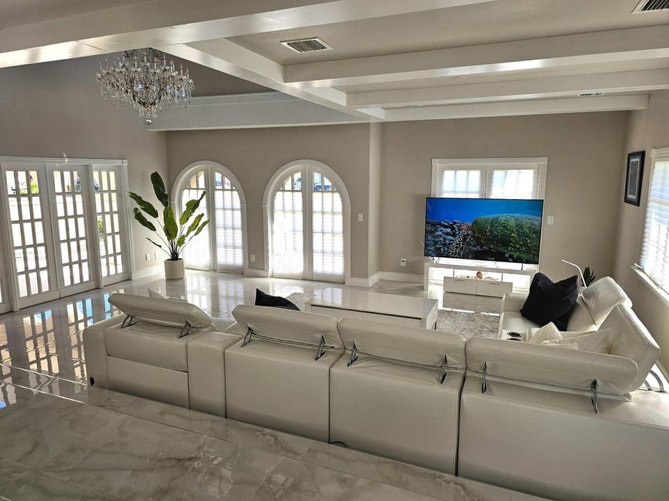 Pelican Retreat- Luxury Villa Near Golf and Beach House in Town N Country