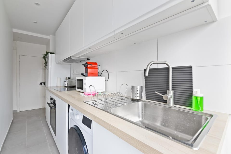 Coffee/tea facilities, Kitchen or kitchenette, oven, stove, toaster, washing machine