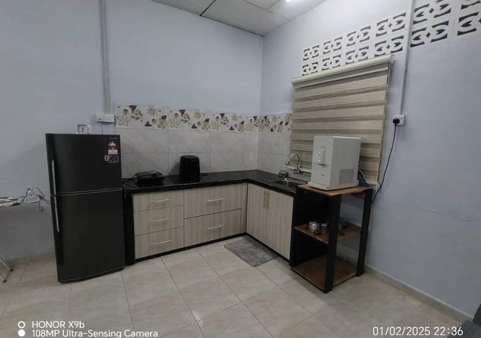Kitchen or kitchenette, minibar