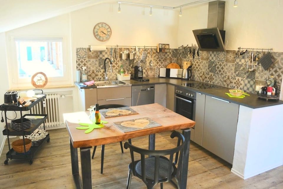 Kitchen or kitchenette, Dining area, dishwasher