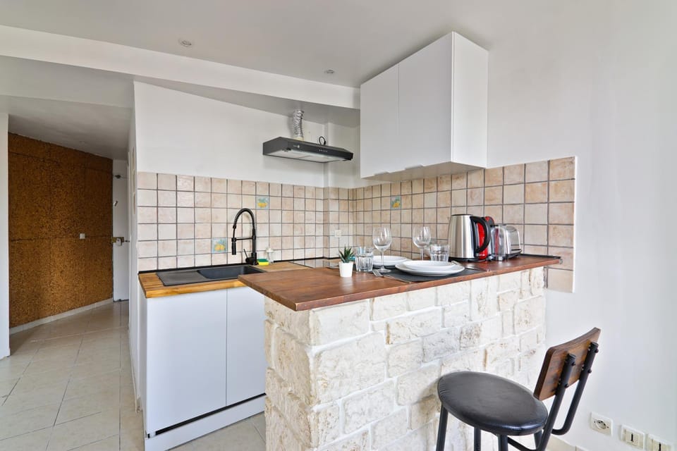 Coffee/tea facilities, Kitchen or kitchenette, stove, toaster