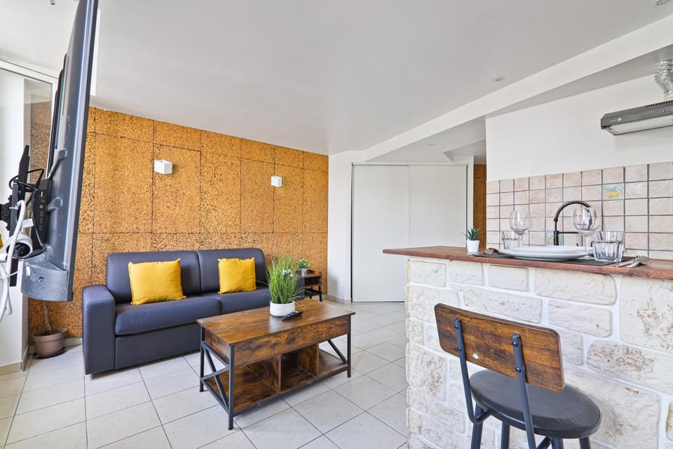 Kitchen or kitchenette, Living room, Seating area, Dining area