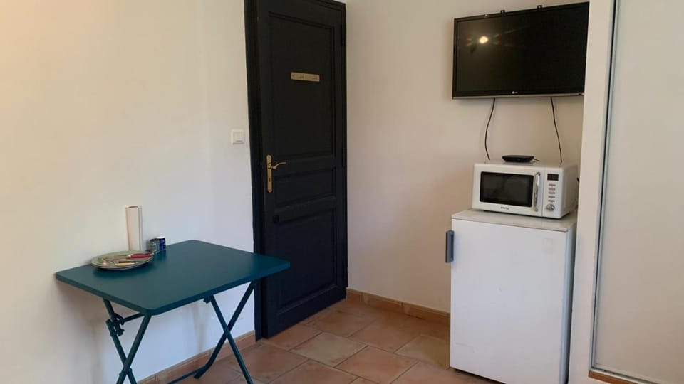 Chambre et salon 4 personnes, salle de bains et WC privés -sans cuisine- dans maison provençale chez l'habitant Vacation rental in Provence-Alpes-Côte d'Azur