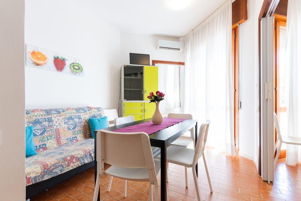 TV and multimedia, Living room, Dining area, air conditioner