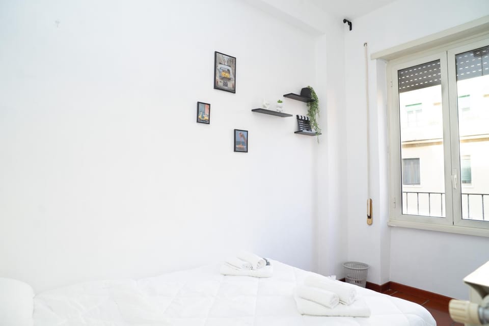 Bed, towels