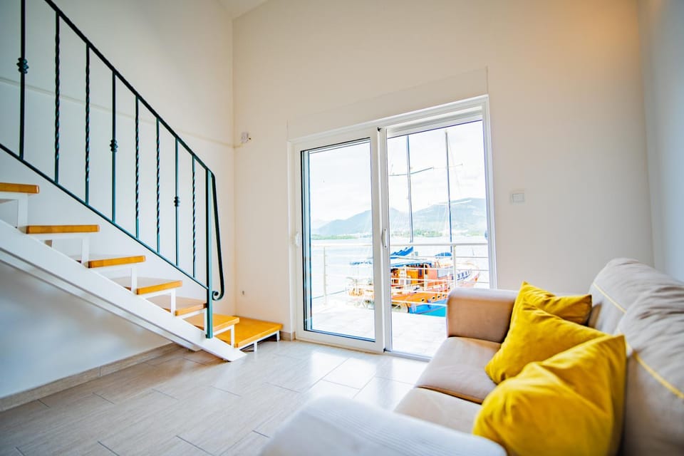 View (from property/room), Balcony/Terrace, Living room