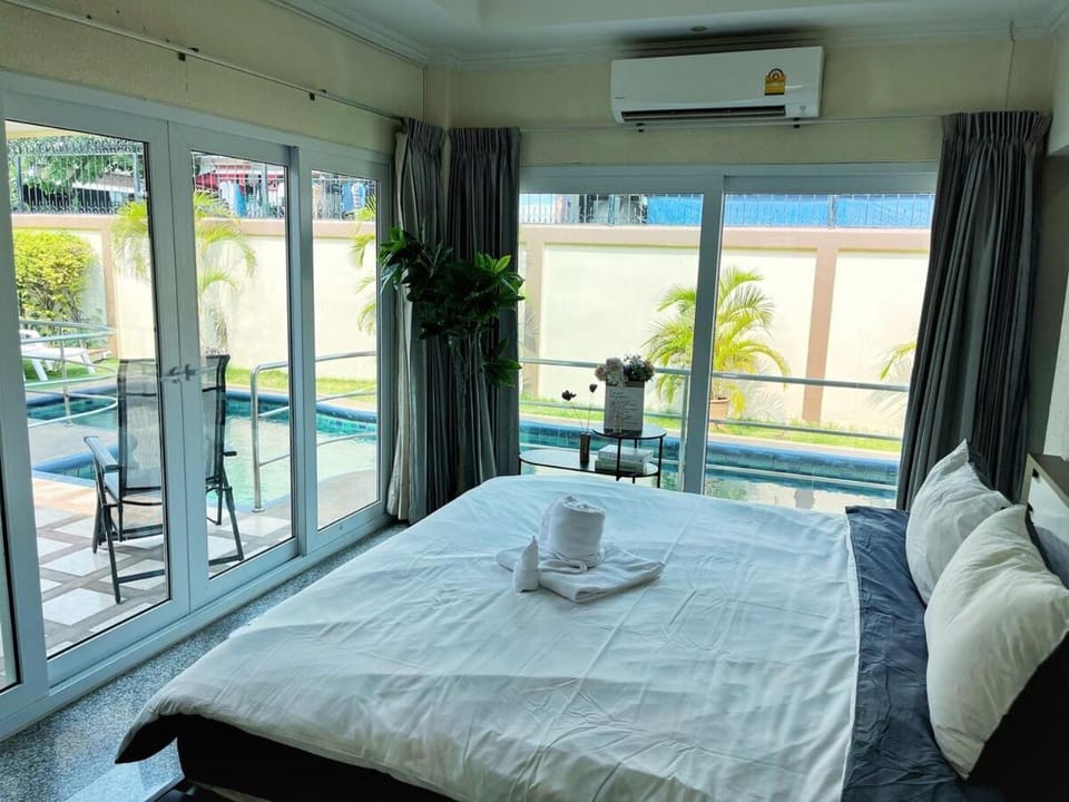 2 BR villa with private swimming pool and jacuzzi 350m from beach House in Pattaya City