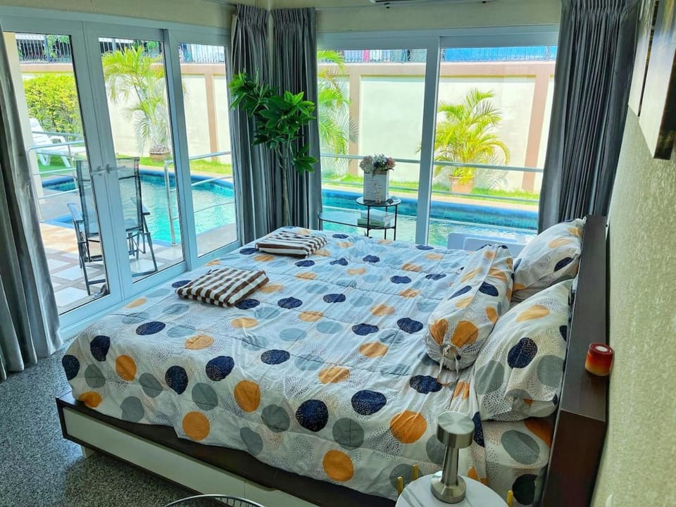 2 BR villa with private swimming pool and jacuzzi 350m from beach House in Pattaya City