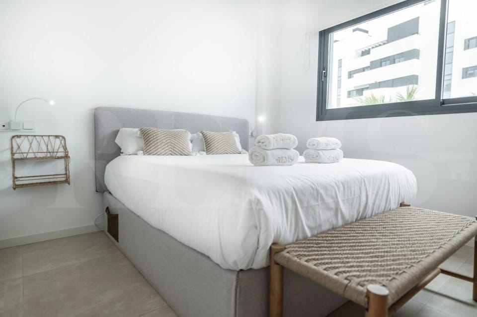 Bed, Bedroom, towels
