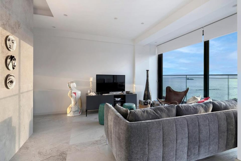 Luxury Beachfront Apartment Apartment in Limassol City