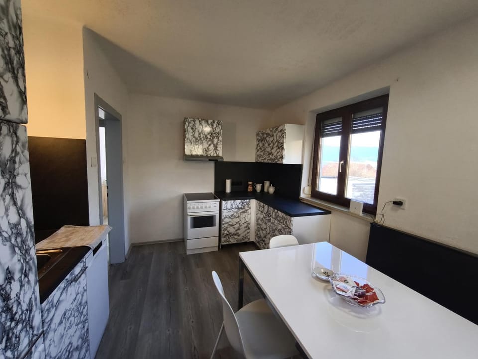 Kitchen or kitchenette, Seating area, Dining area, stove