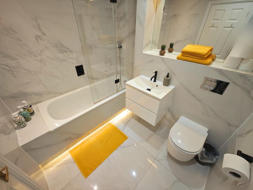 Shower, Toilet, Bathroom, Bath, towels