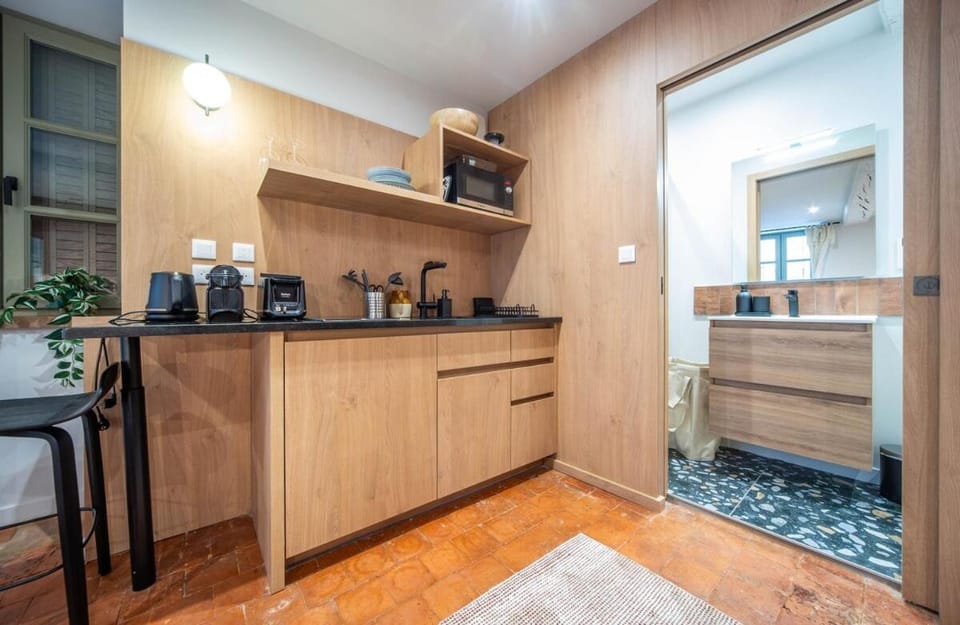 Coffee/tea facilities, Kitchen or kitchenette, stove, air conditioner, air conditioner