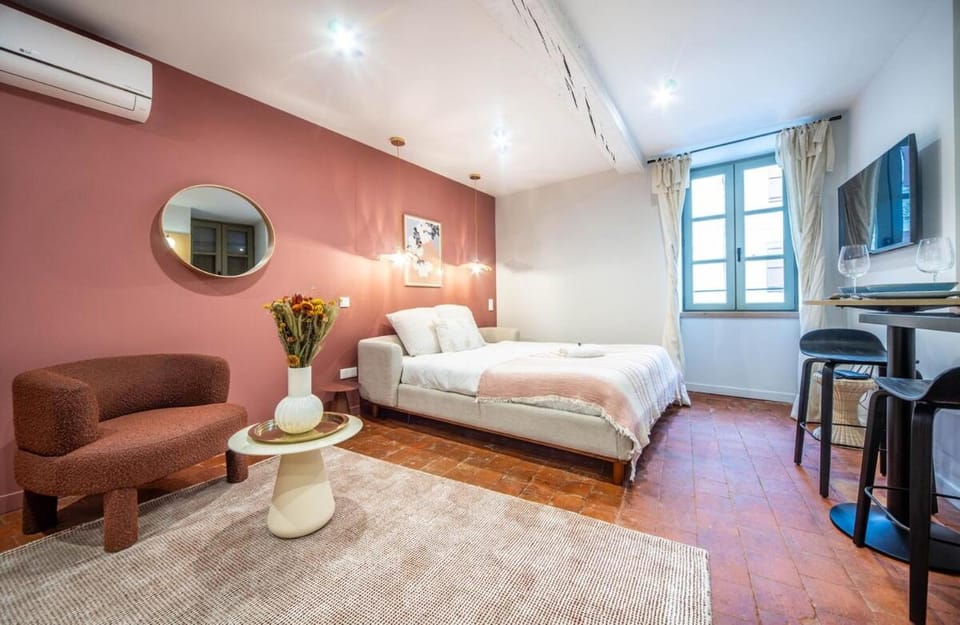 Communal lounge/ TV room, Bed, TV and multimedia, Living room, Photo of the whole room, Seating area, Bedroom, air conditioner