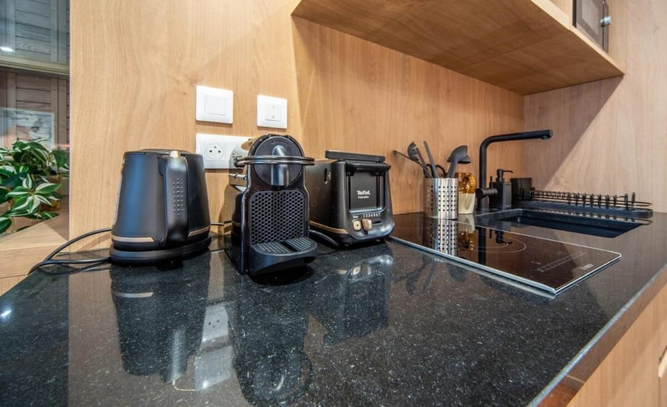 Coffee/tea facilities, Kitchen or kitchenette, stove, toaster