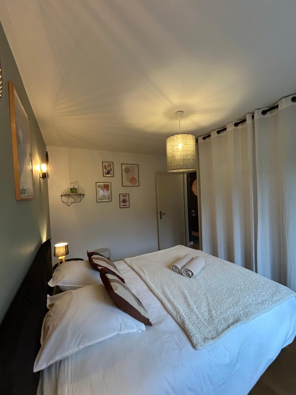Bed, Photo of the whole room, Bedroom, young children, cot, towels