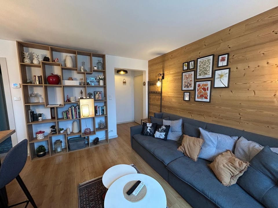 Library, Living room, Seating area