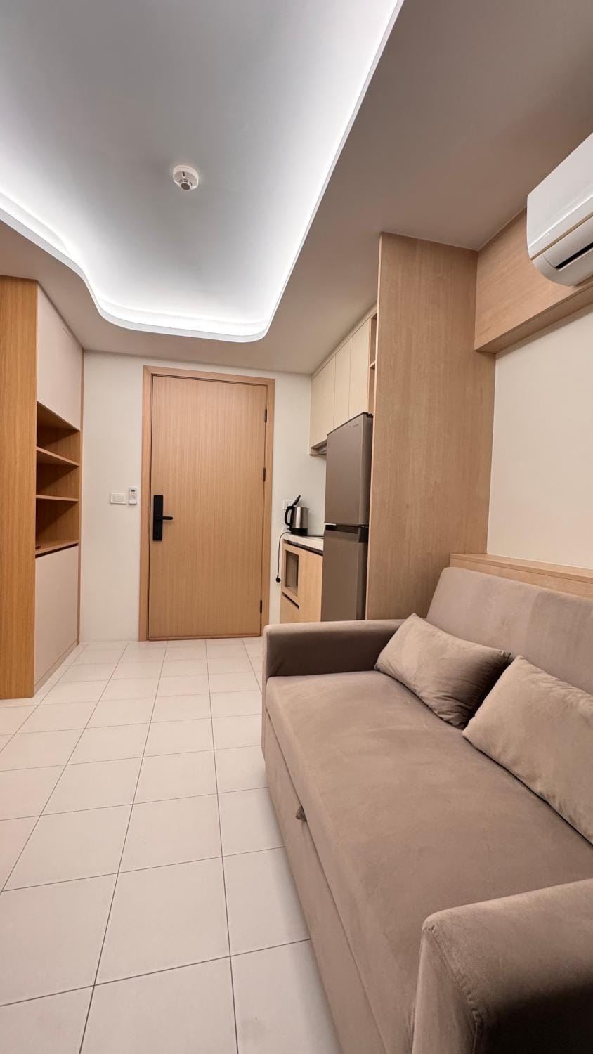 Kitchen or kitchenette, Seating area, air conditioner