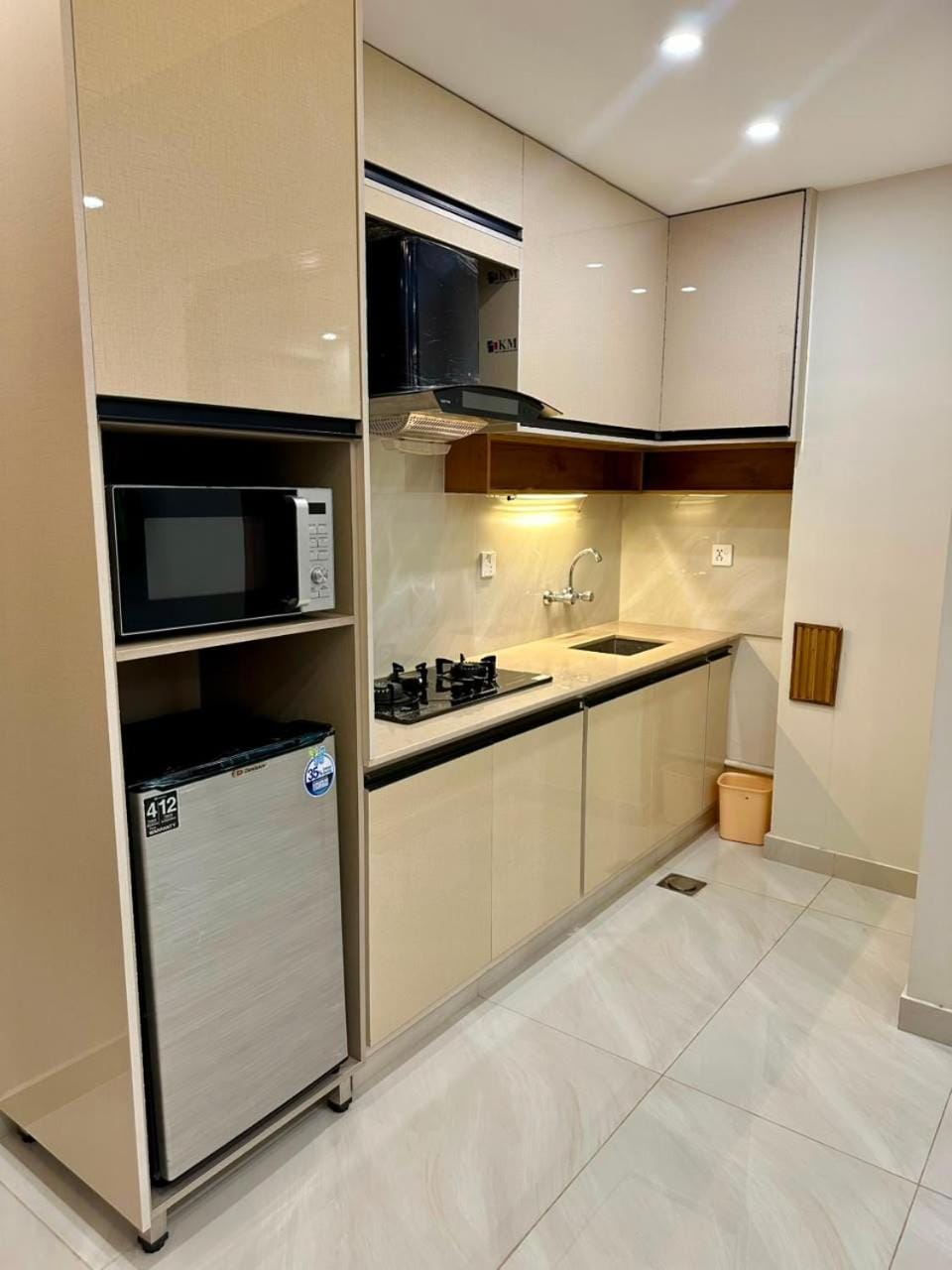 Kitchen or kitchenette, dishwasher, oven