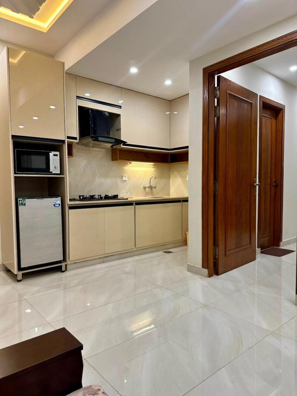 Kitchen or kitchenette, dishwasher, stove