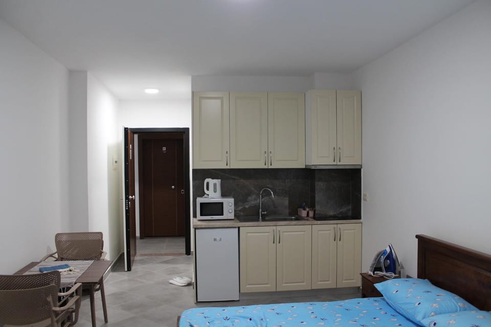 Bed, Kitchen or kitchenette, Photo of the whole room, Dining area, flat iron, microwave, stove